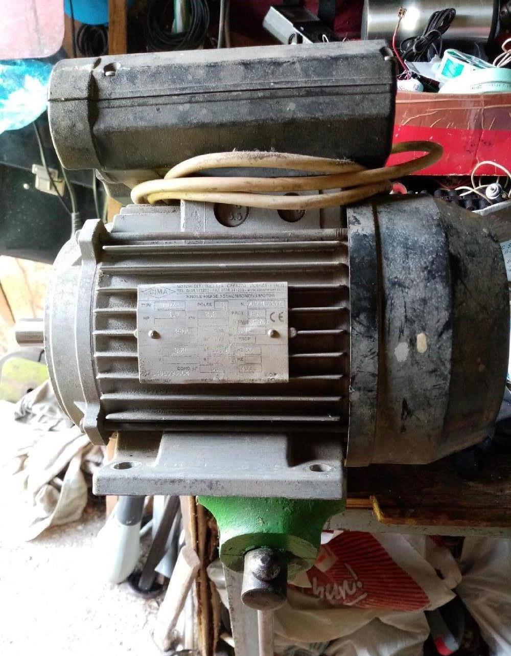 Vând motor electric 220v