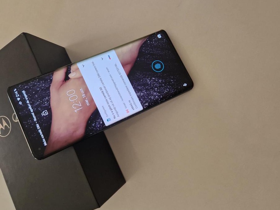 Vând Motorola Edge