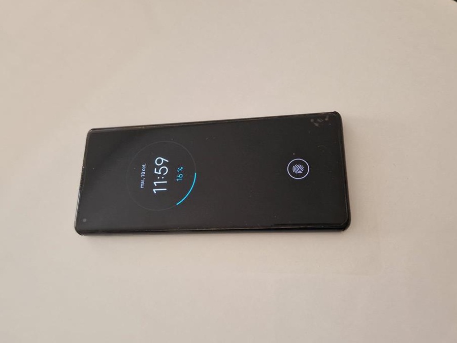 Vând Motorola Edge