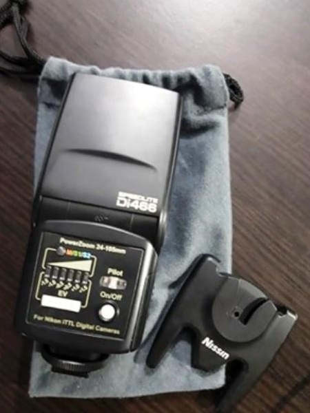 Vand Nikon D3200+grip+blitz Nissin+accesorii+cadou !