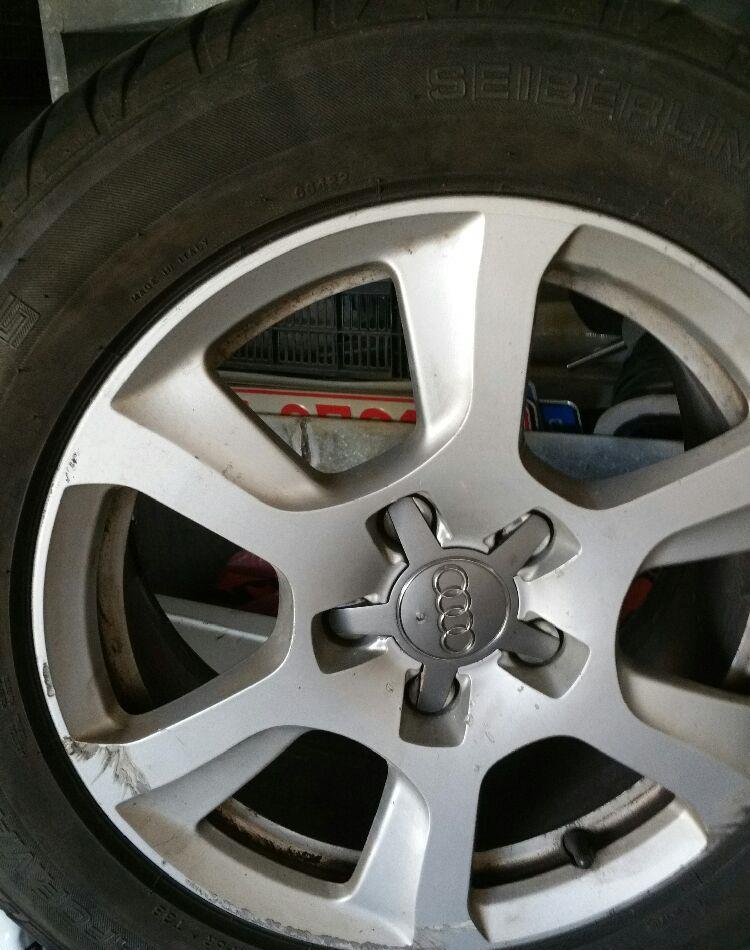 Vând o geanta Audi A 4