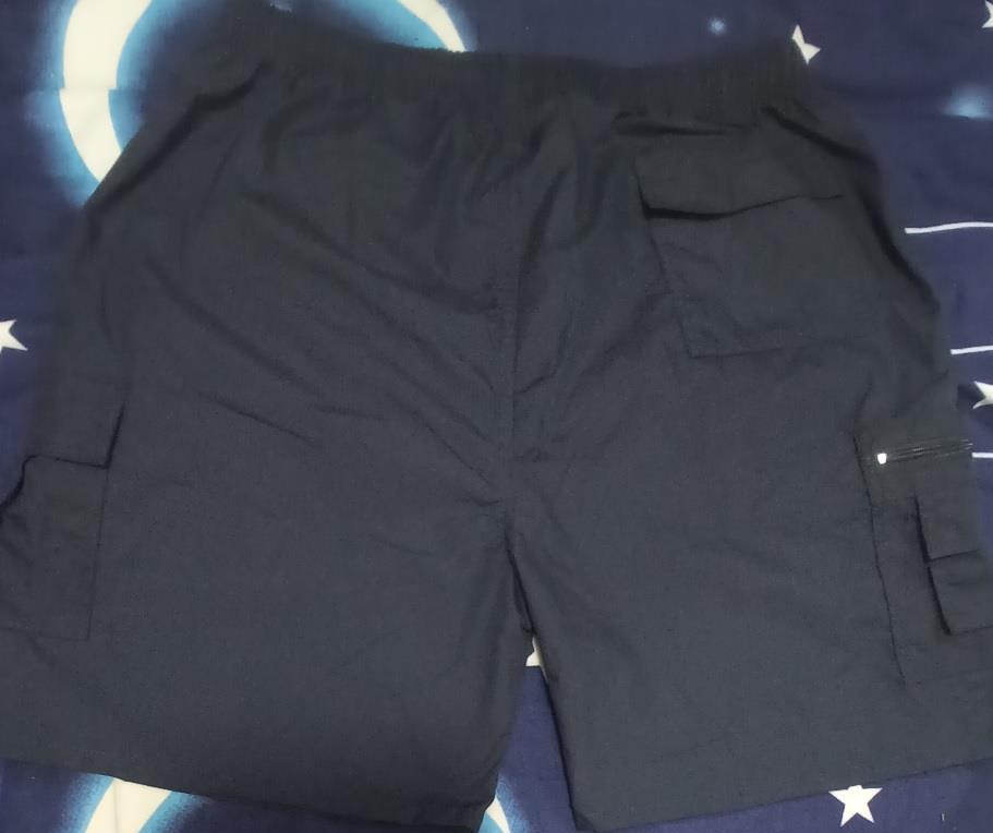 Vand o pereche de Pantaloni scurti barbatesti