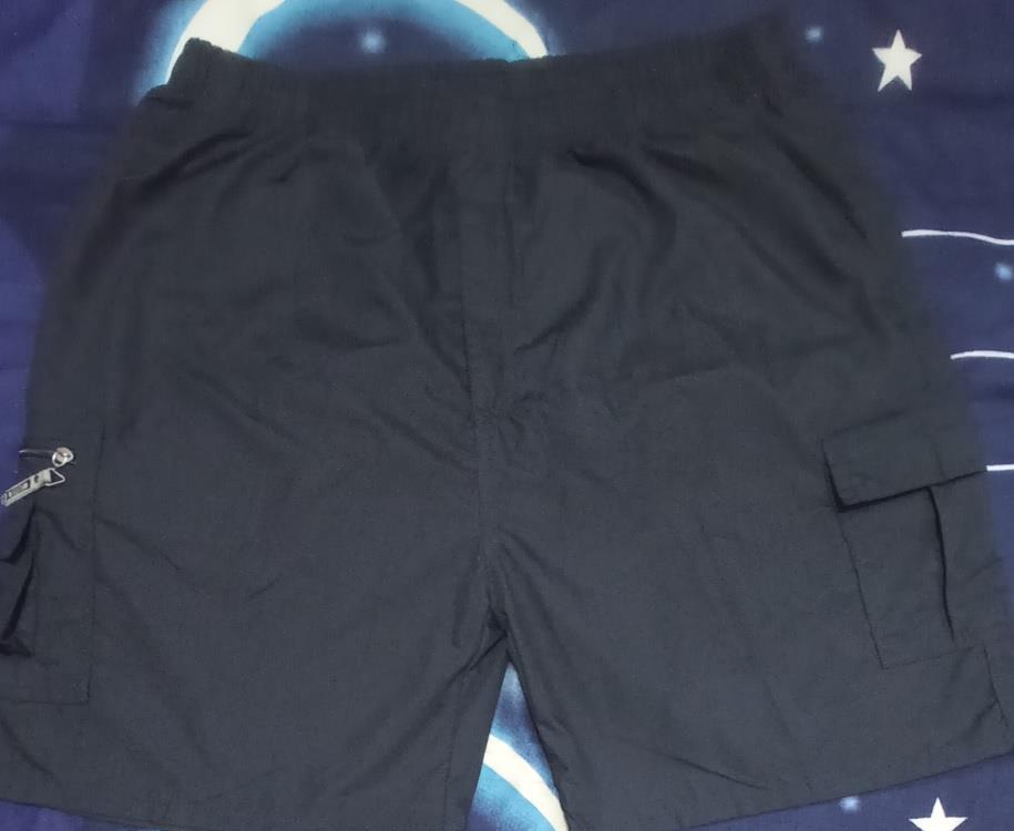 Vand o pereche de Pantaloni scurti barbatesti