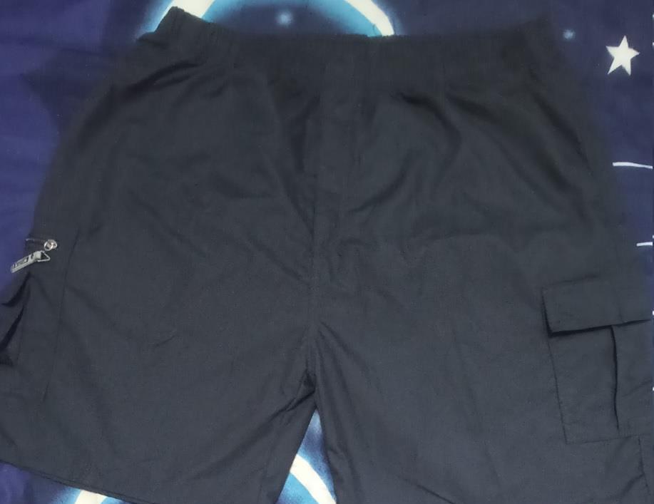 Vand o pereche de Pantaloni scurti barbatesti