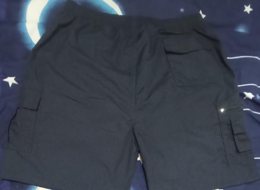 Vand o pereche de Pantaloni scurti barbatesti
