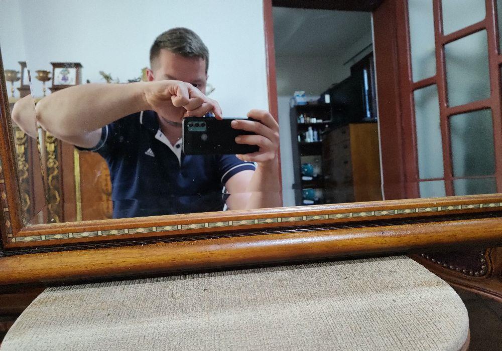 Vând oglinda veche cu rama din lemn cu sticla din crista