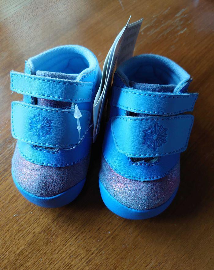 Vând pantofi bebe 0-3 luni Reebok + cadou