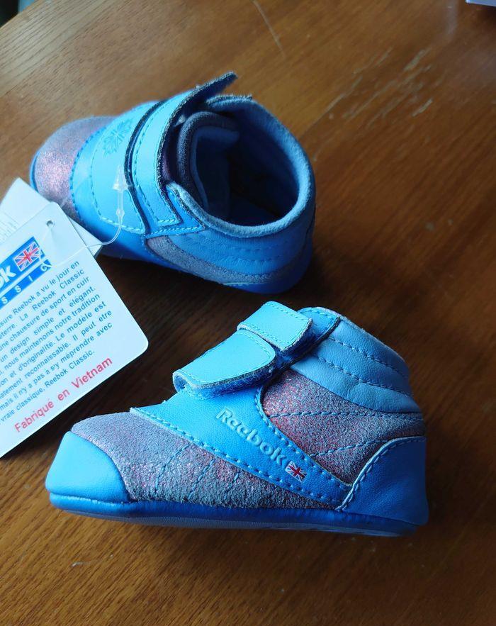 Vând pantofi bebe 0-3 luni Reebok + cadou