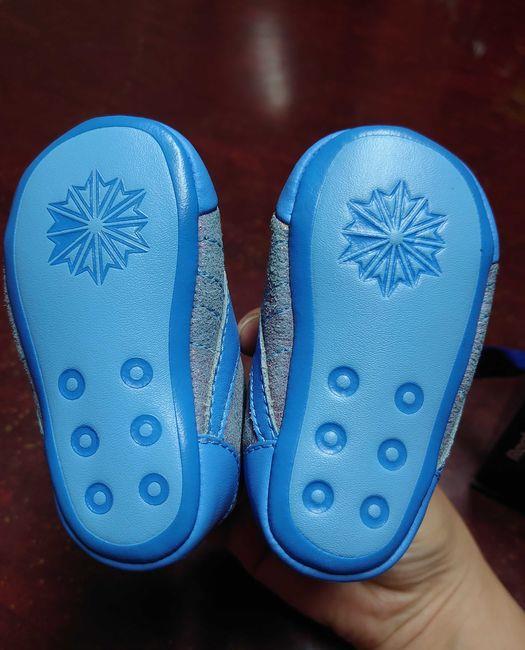 Vând pantofi bebe 0-3 luni Reebok + cadou
