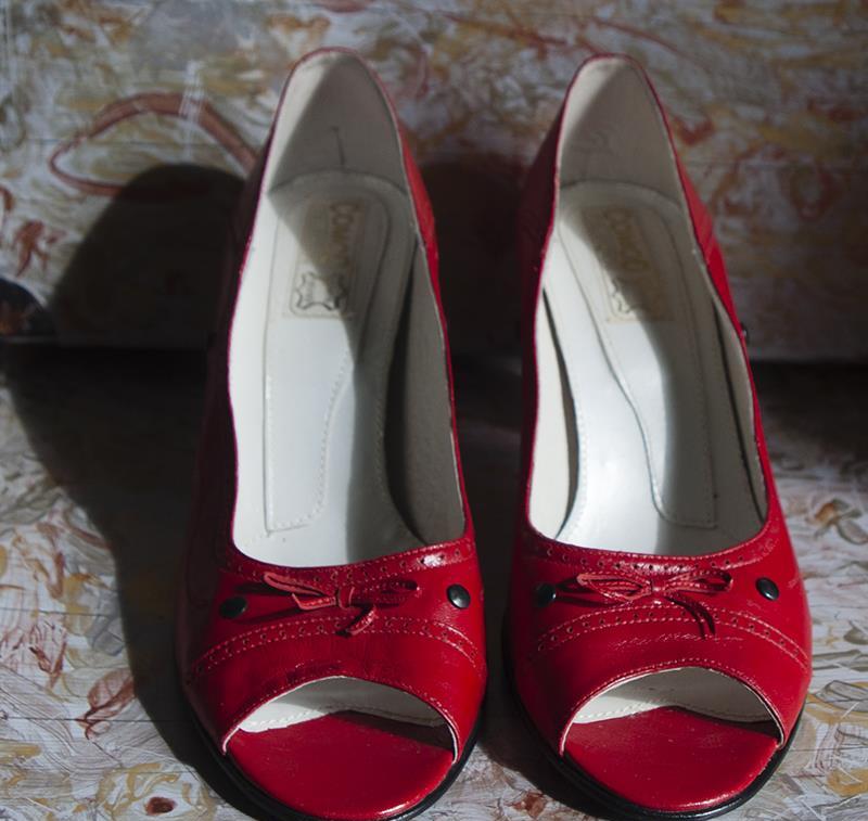 Vand pantofi rosii din piele, nepurtati, Comod Collection, masura 37