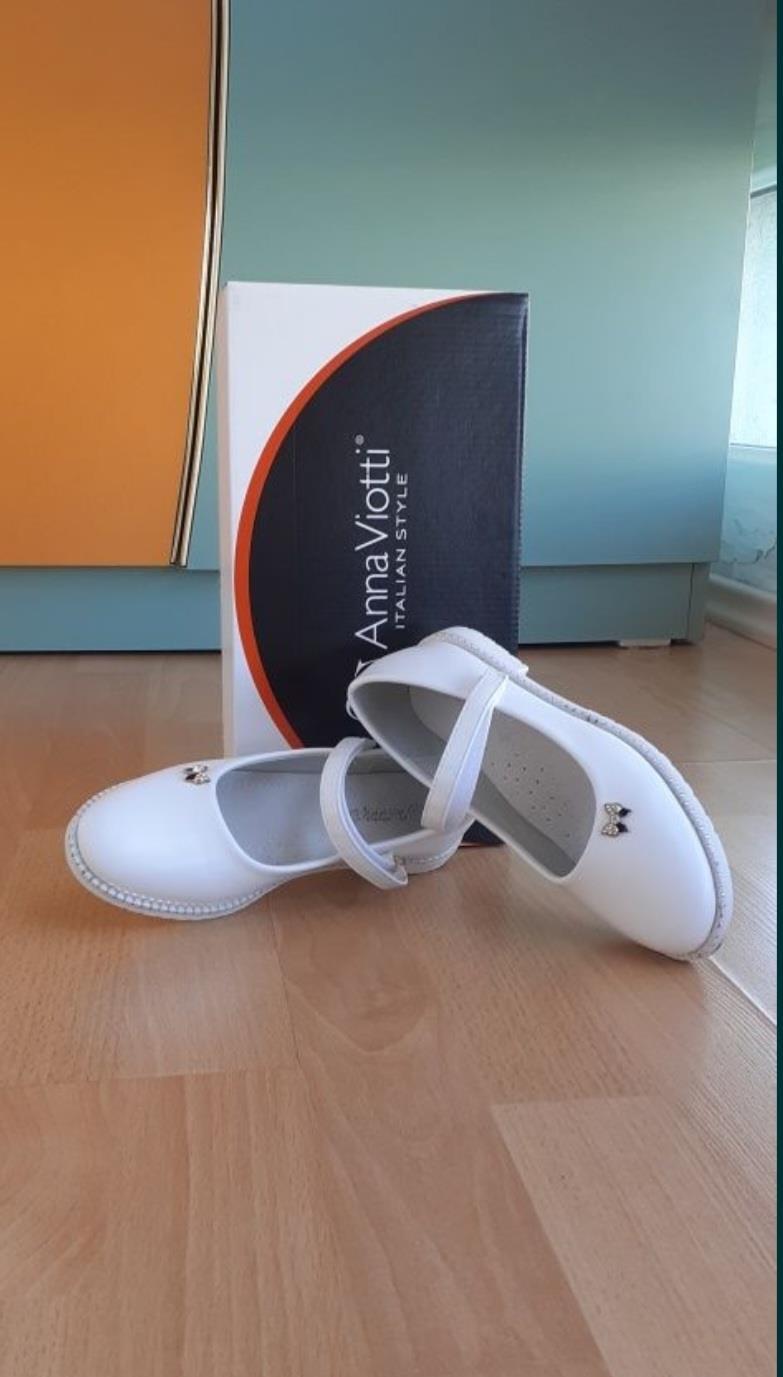 Vând pantofiori eleganți albi mărimea 32