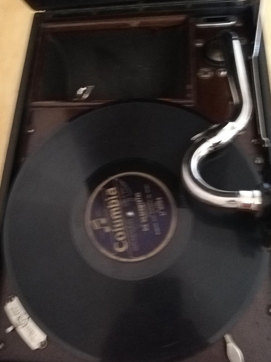 Vând patefon His Master's Voice