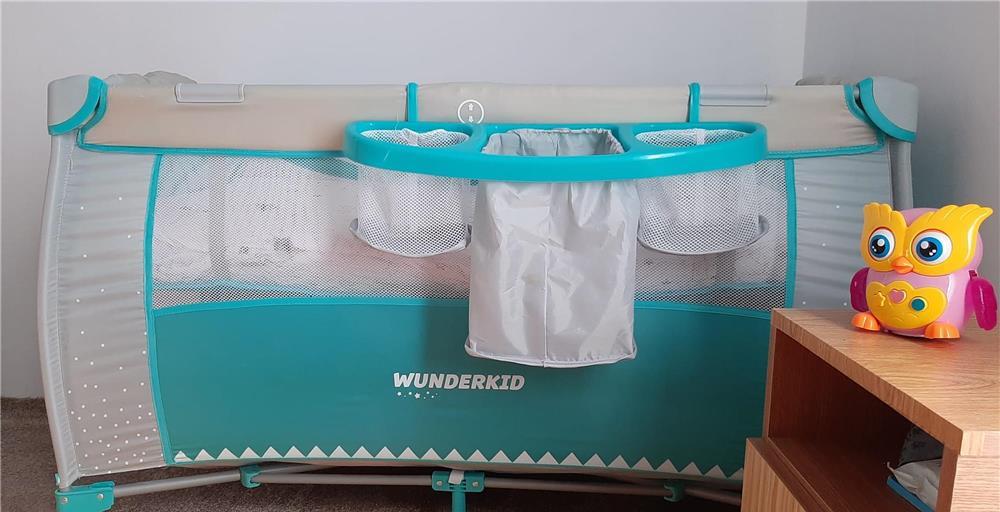 Vand patut bebe cu 2 nivele, capotina, plasa insecte,masa pt infasat si saltea bonus