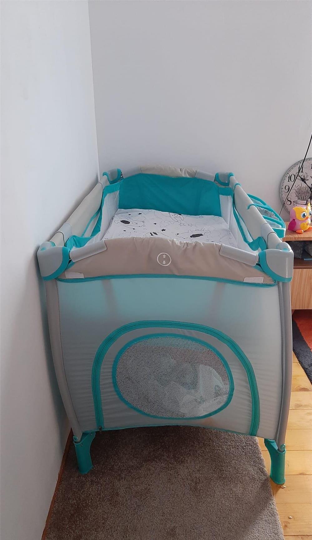 Vand patut bebe cu 2 nivele, capotina, plasa insecte,masa pt infasat si saltea bonus