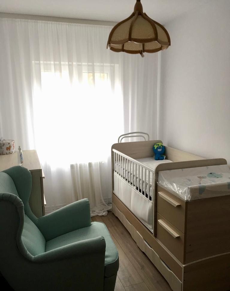 VAND PATUT Transformer ce include masa de infasat si comoda cu sertare