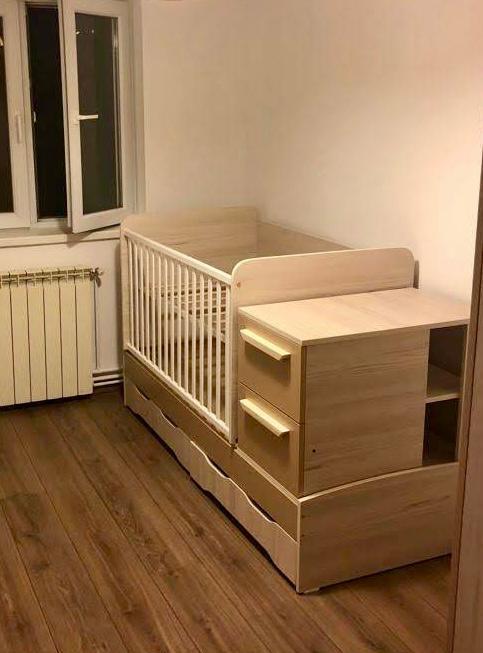 VAND PATUT Transformer ce include masa de infasat si comoda cu sertare