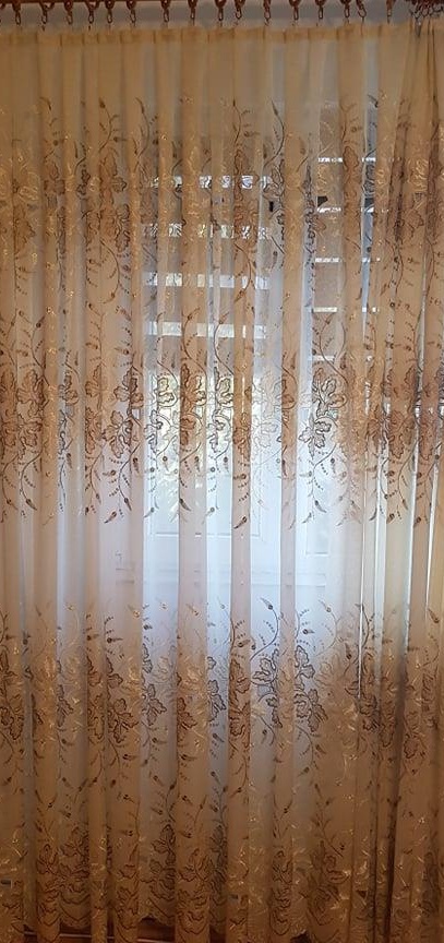Vând perdea 2,15m X 6,5m și 2 galerii din lemn + accesorii