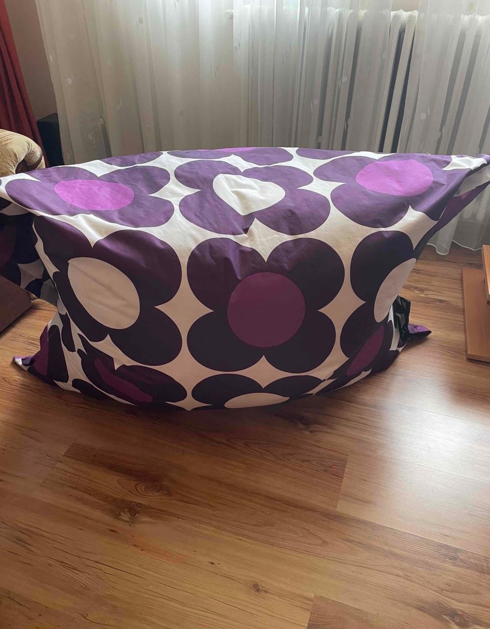 Vând perdea , covor si fotoliu sac beanbag (se vând si separat )