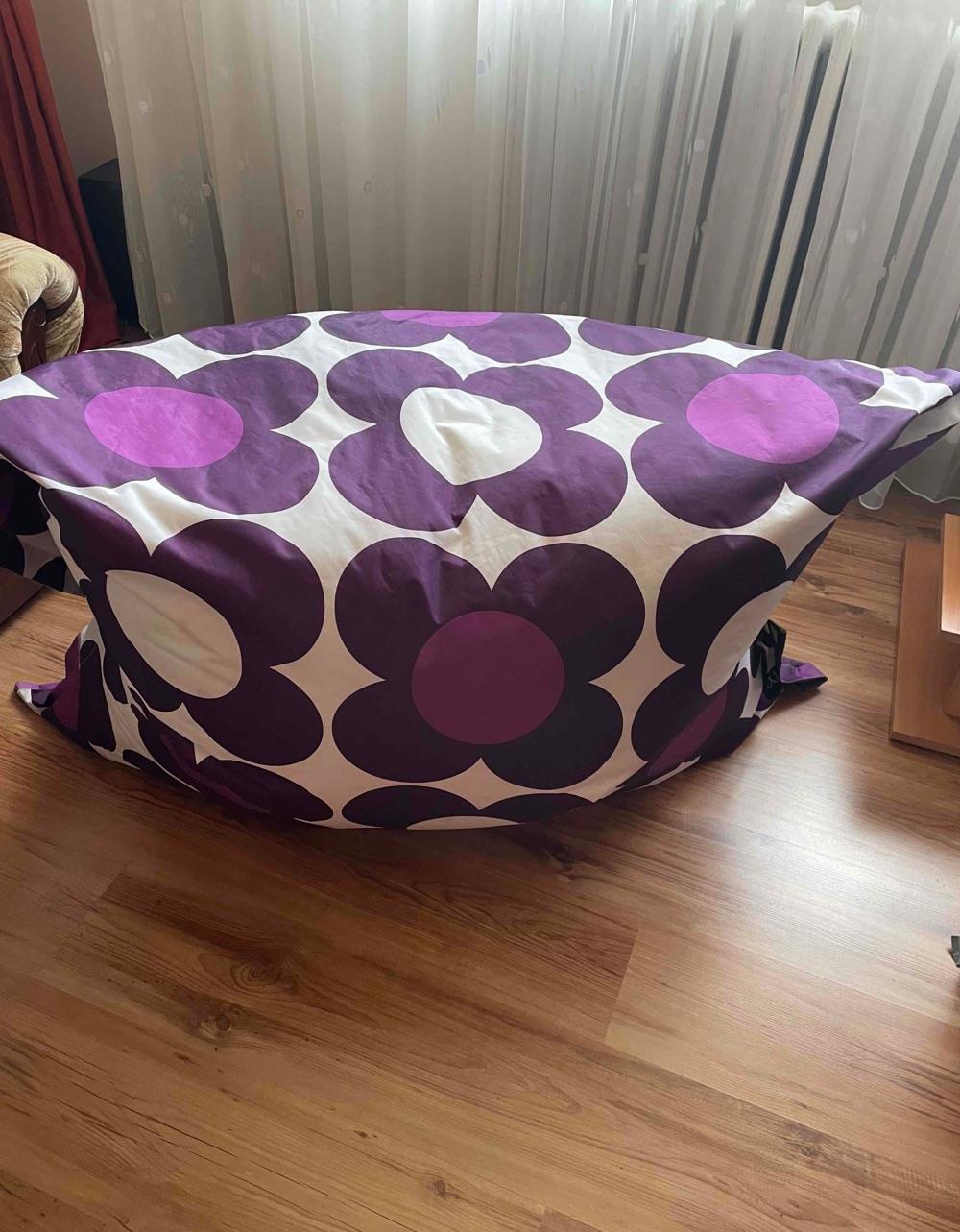 Vând perdea , covor si fotoliu sac beanbag (se vând si separat )