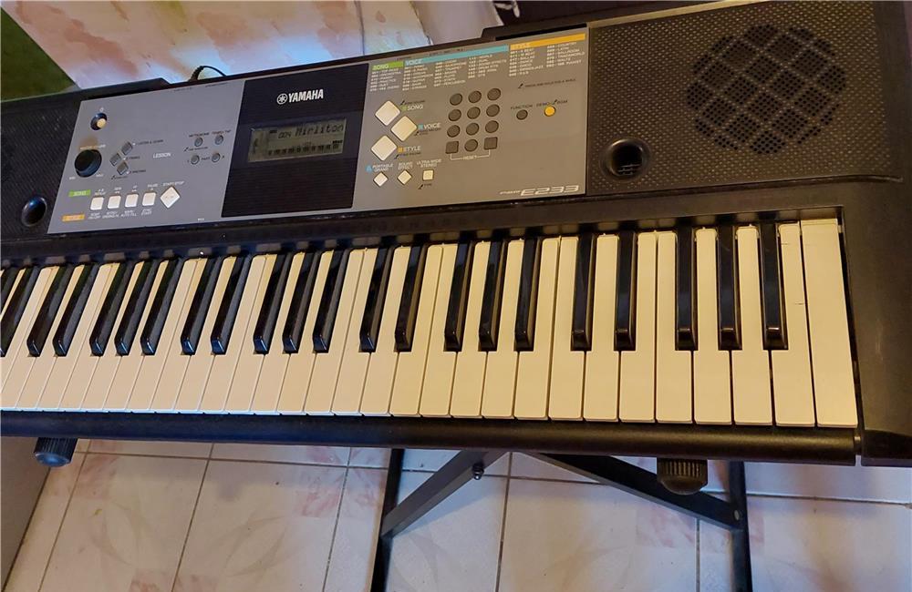 Vand pian/sintetizator Yamaha PSR E233
