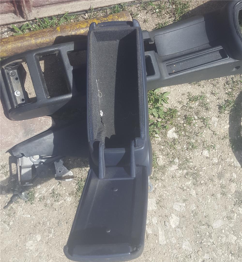 Vand plasticuri de interior audi a 3 motor 1,9 tdi.