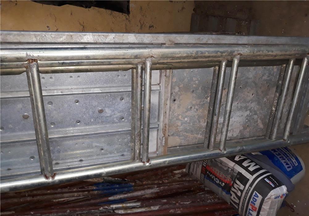 Vând podine simple,cu trapă, scara acces,schela metalică,roți  schela