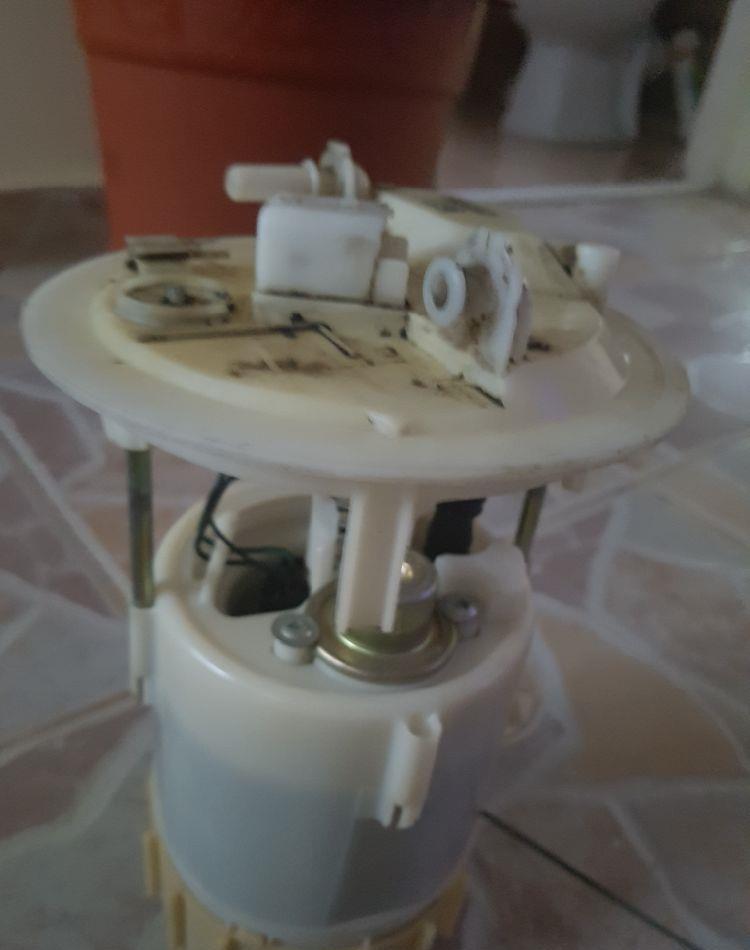 Vând pompă benzină și accesorii instalatie GPL marca VIALLE.