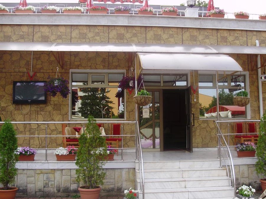 Vand restaurant cu gradina de vara si 3 terase,ultracentral,Tg.Ocna
