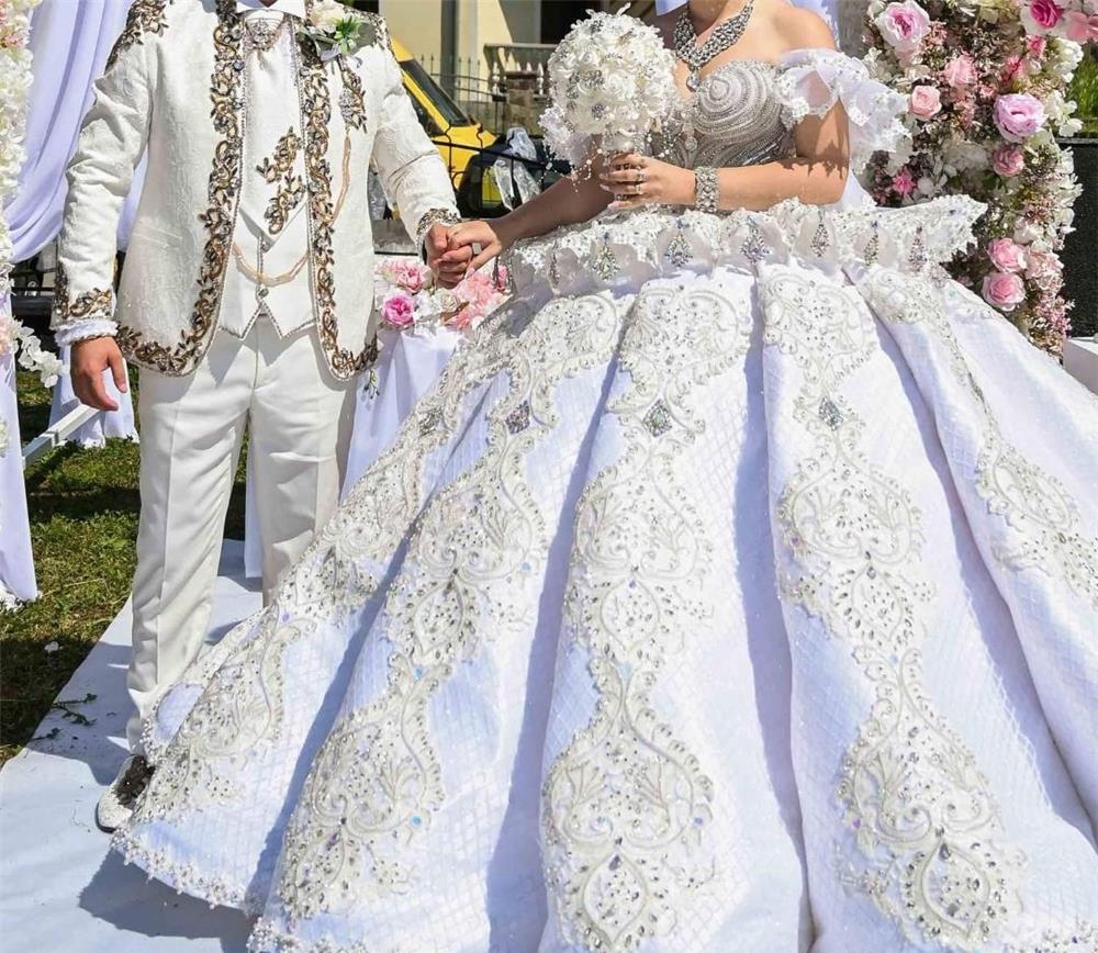 Vand rochie de mireasa din cristale swarovski
