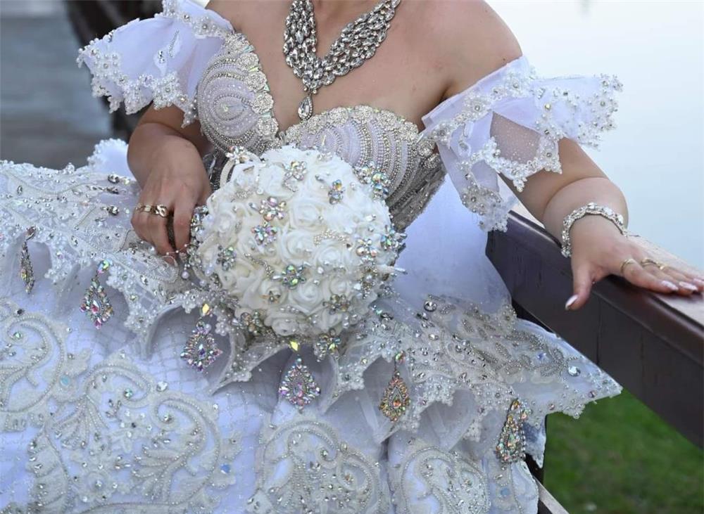 Vand rochie de mireasa din cristale swarovski
