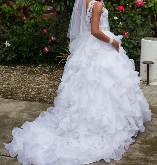 Vand rochie de mireasa, printesa cu volanase
