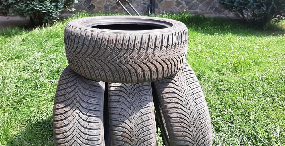 Vand set 4 anvelope de  iarna Hankook 195/50/R15 aproape noi