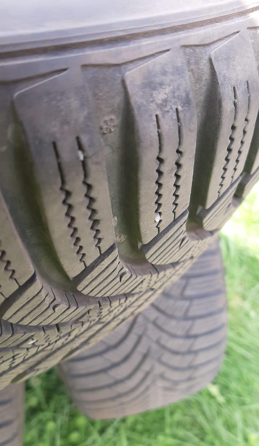 Vand set 4 anvelope de  iarna Hankook 195/50/R15 aproape noi