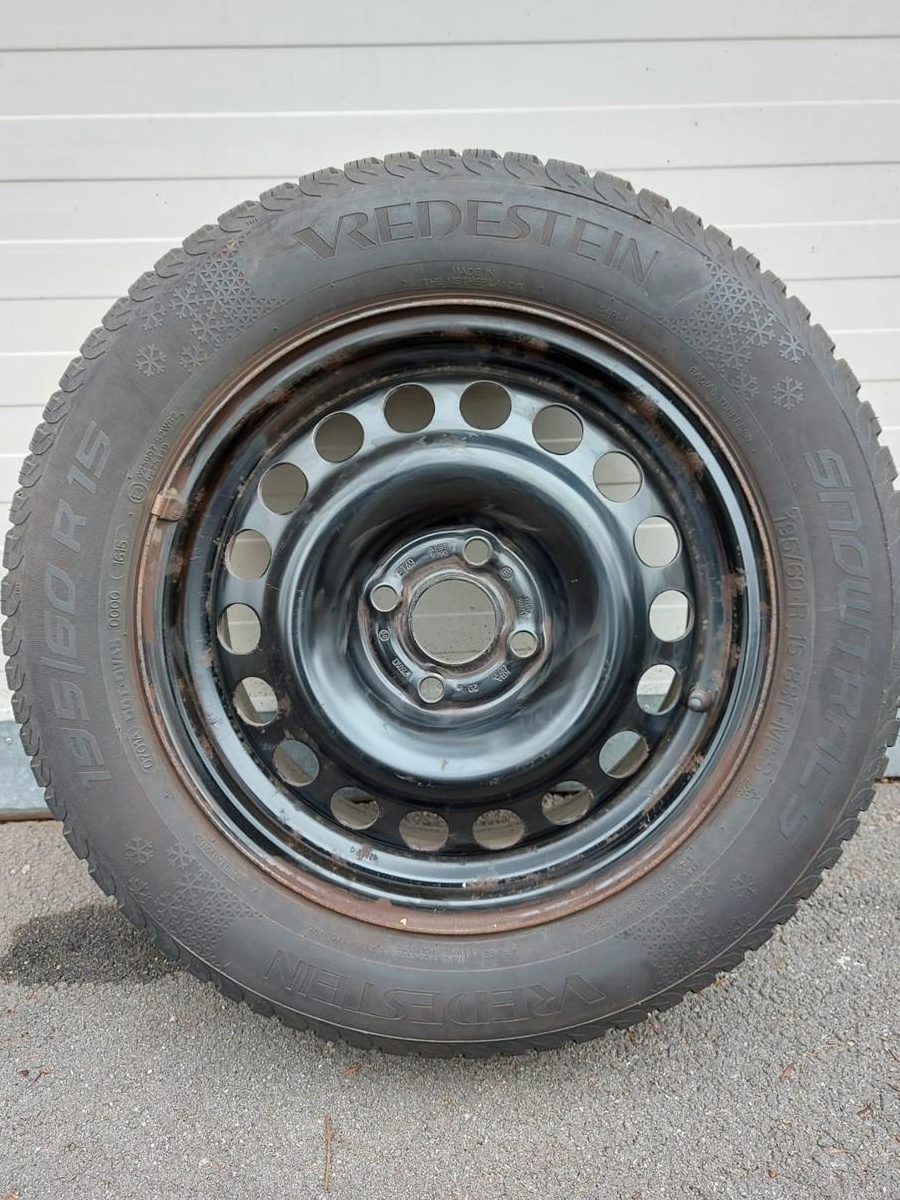 Vând set 4 anvelope iarnă Vredestein 195/60R15 pe jante oțel + 4 capace Opel Telef 0723554659