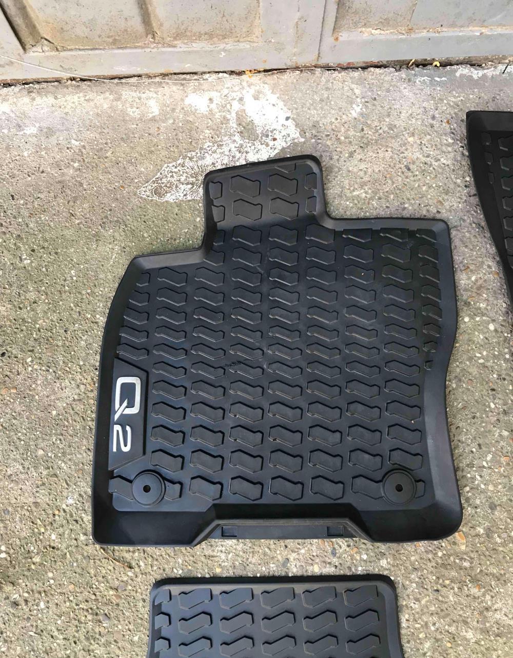 Vând set preșuri cauciuc Originale pentru Audi Q2