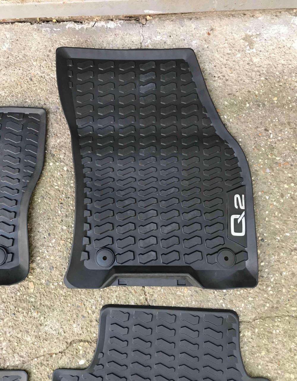 Vând set preșuri cauciuc Originale pentru Audi Q2
