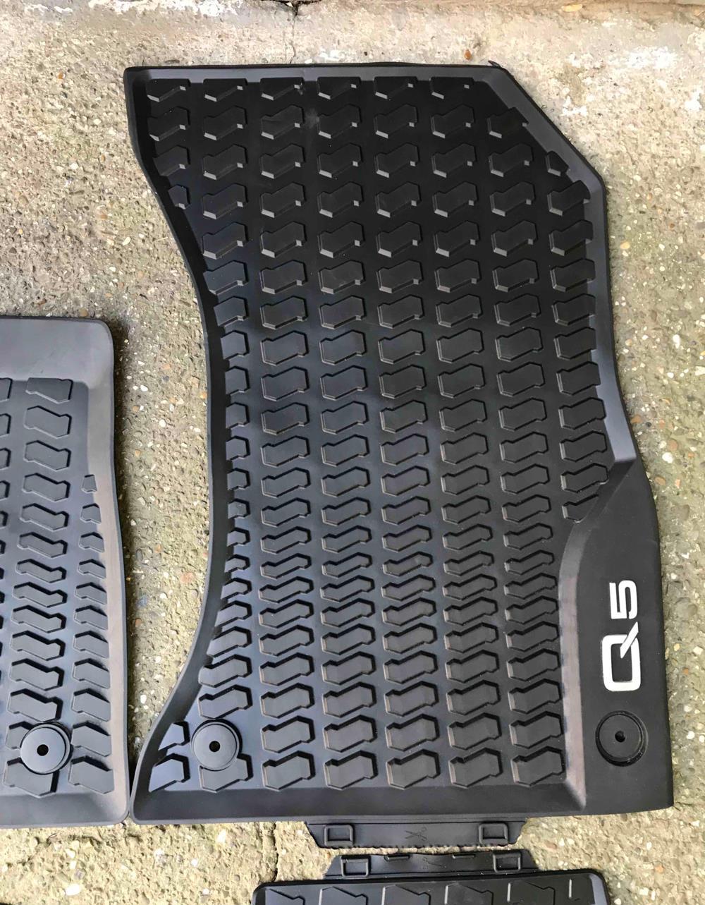 Vând set preșuri cauciuc Originale pentru Audi Q2