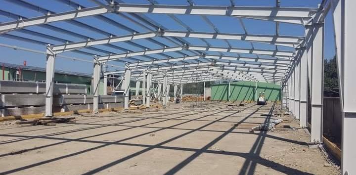 Vand și construiesc o gama larga de hale sau structuri metalice noi ne ocupam de absolut tot ce este nevoie de la A la Z turnare pahare , montare structura , turnare placa montare panou sau tabla tip:  -garaje -service auto -spălătorie -depozite cereale -