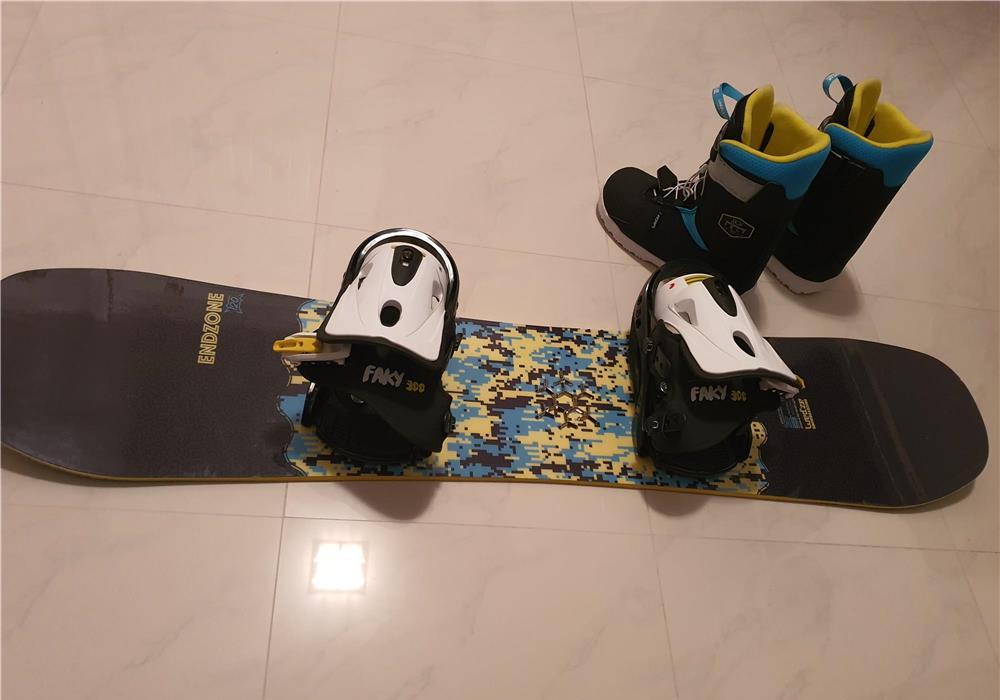 Vând snowbord, legaturi și boots