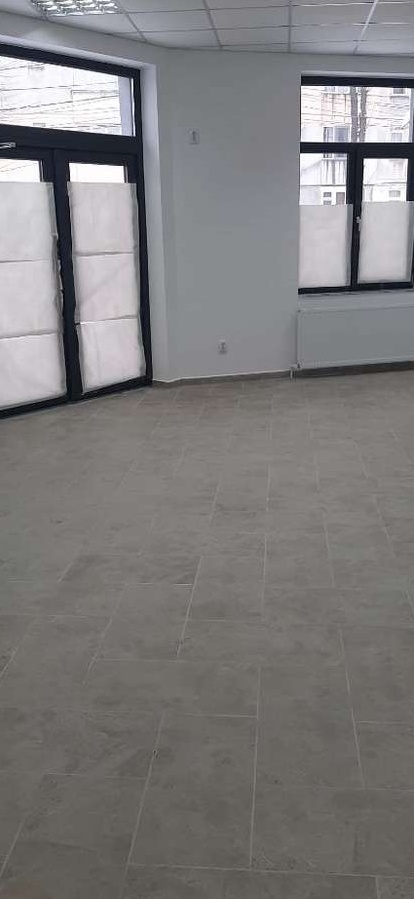 Vand spatiu comercial in Roman ,zona f buna