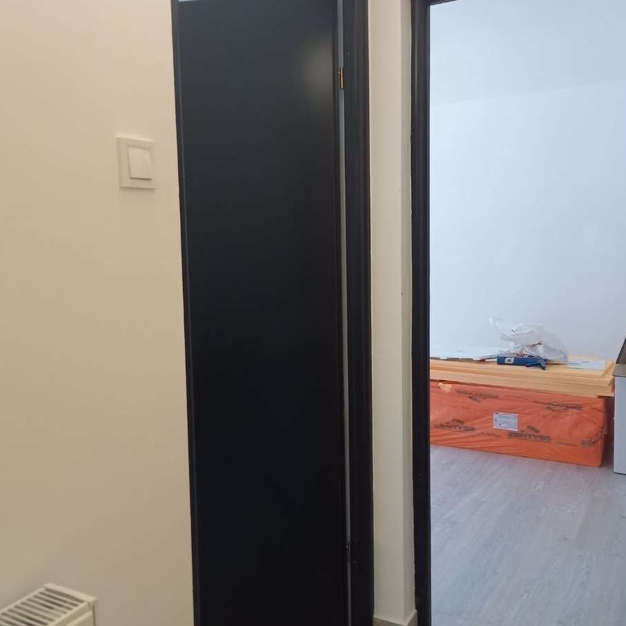 Vând spațiu comercial Mioveni-Robea, întrare din strada