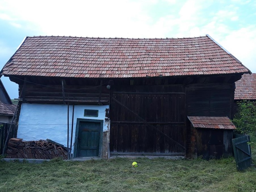Vând șură