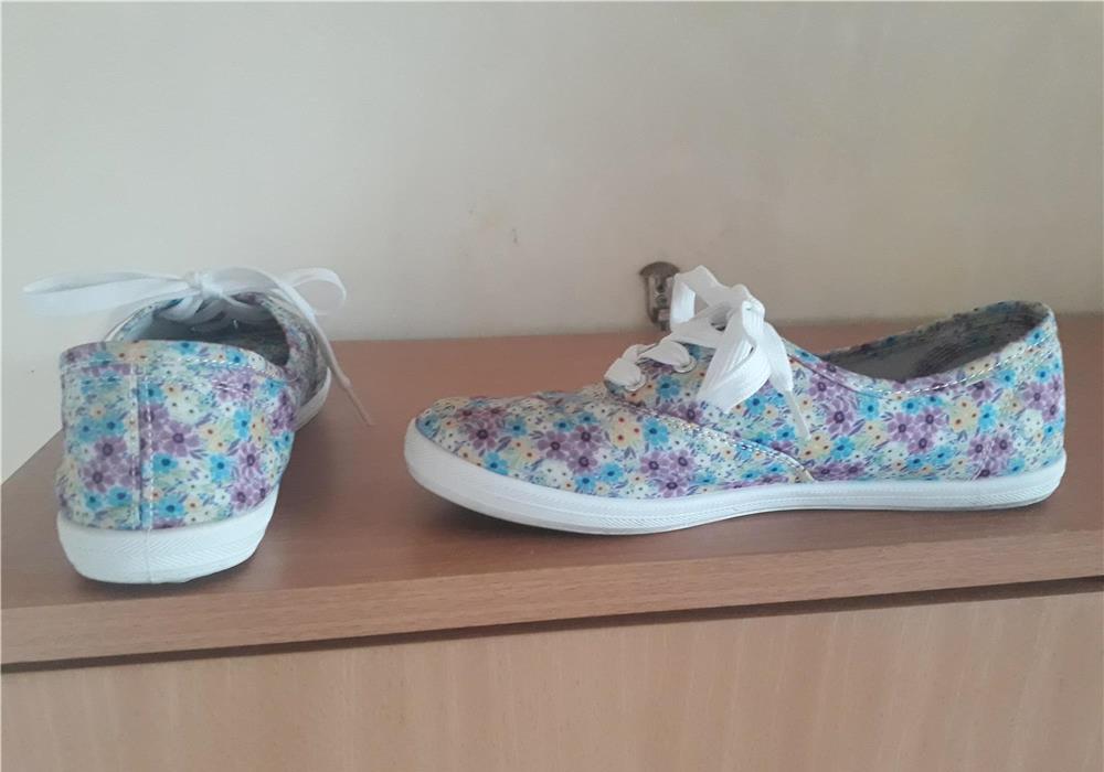 Vand tenesi de la BONPRIX marime 36