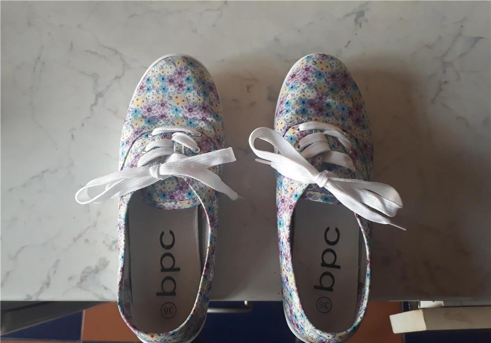 Vand tenesi de la BONPRIX marime 36