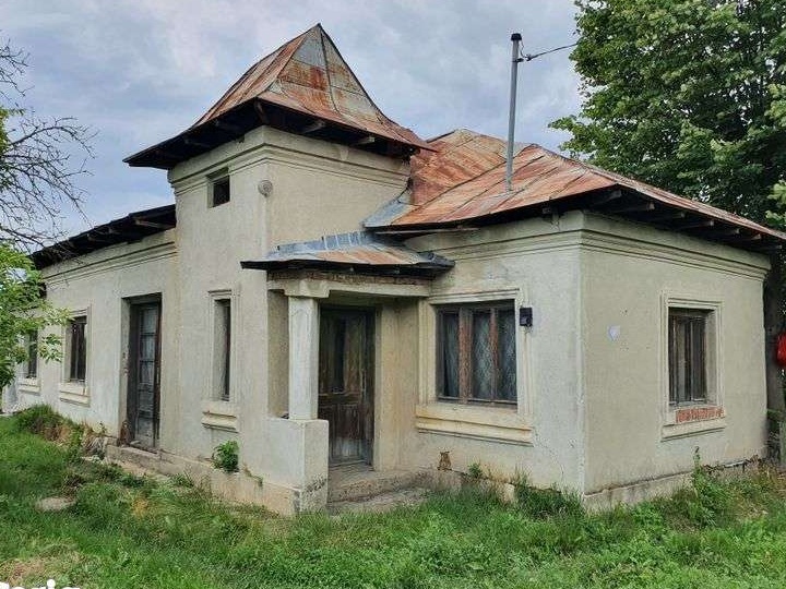 Vand teren cu casa