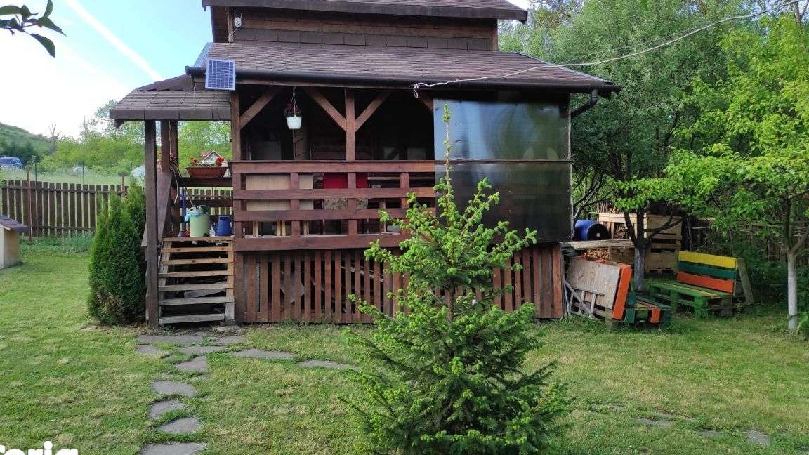 Vand teren cu casa de vacanta in Sopor