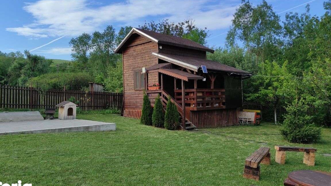 Vand teren cu casa de vacanta in Sopor