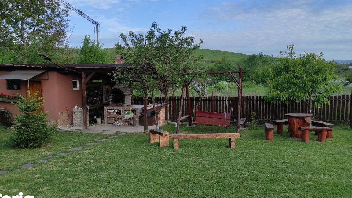 Vand teren cu casa de vacanta in Sopor