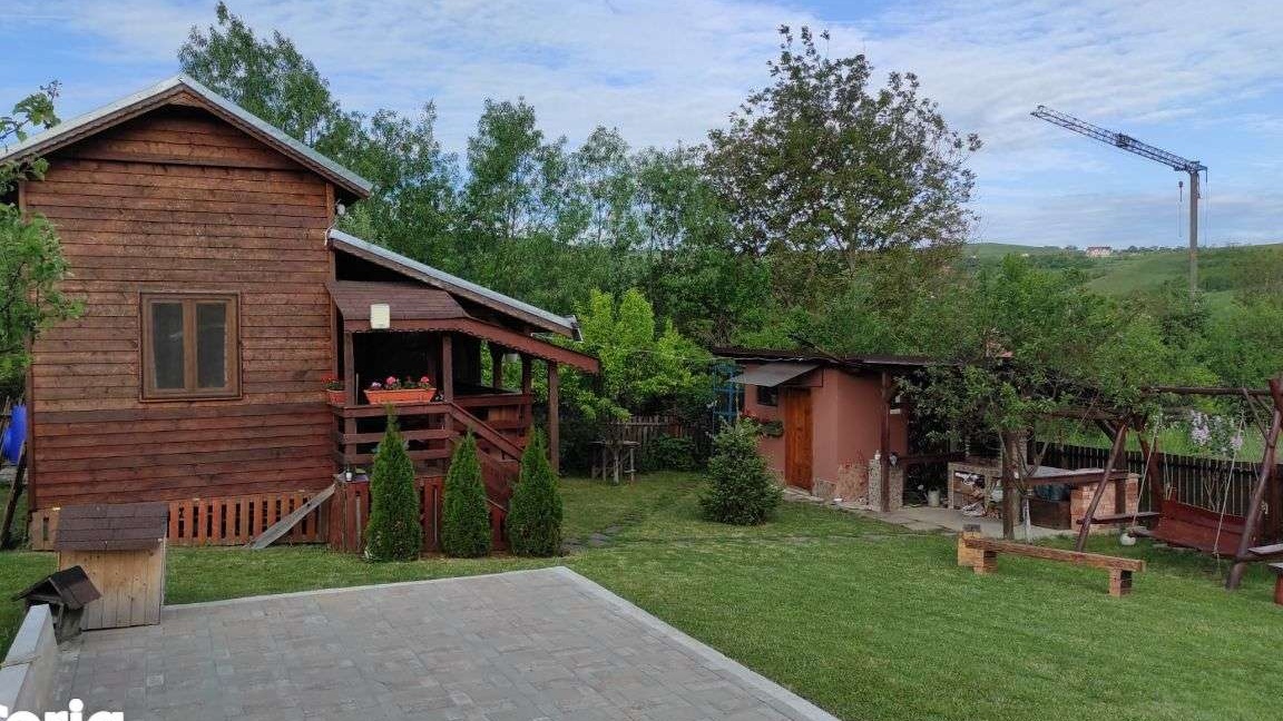 Vand teren cu casa de vacanta in Sopor
