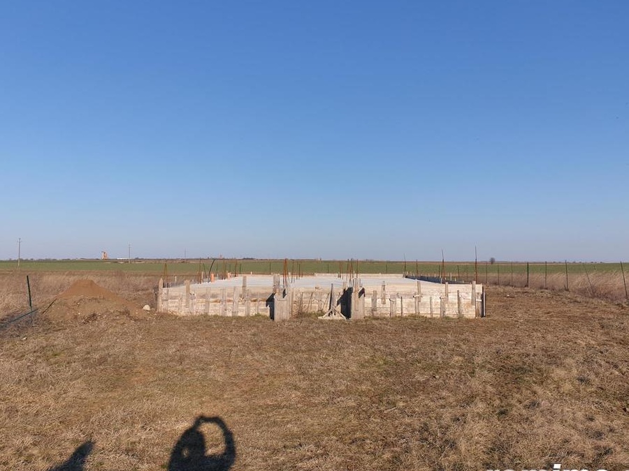 Vand teren cu fundație construita, localitatea Sanandrei